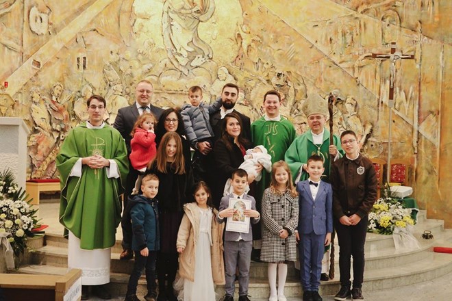 Biskup Bože Radoš na Dan života krstio peto dijete obitelji Džeko